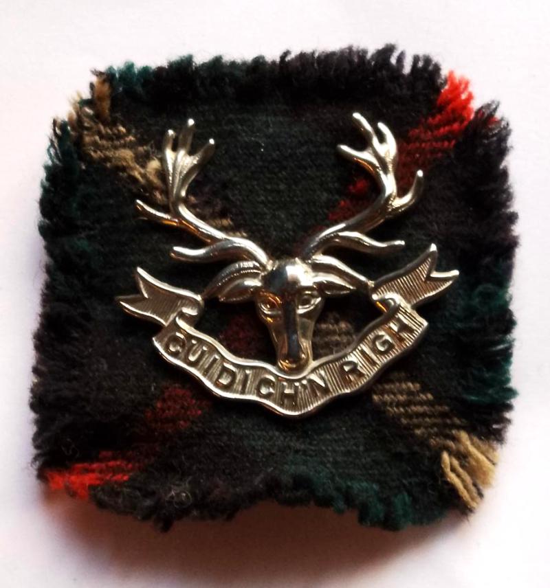 WW2 Period Seaforth Highlanders Cap Badge with Backing Tartan