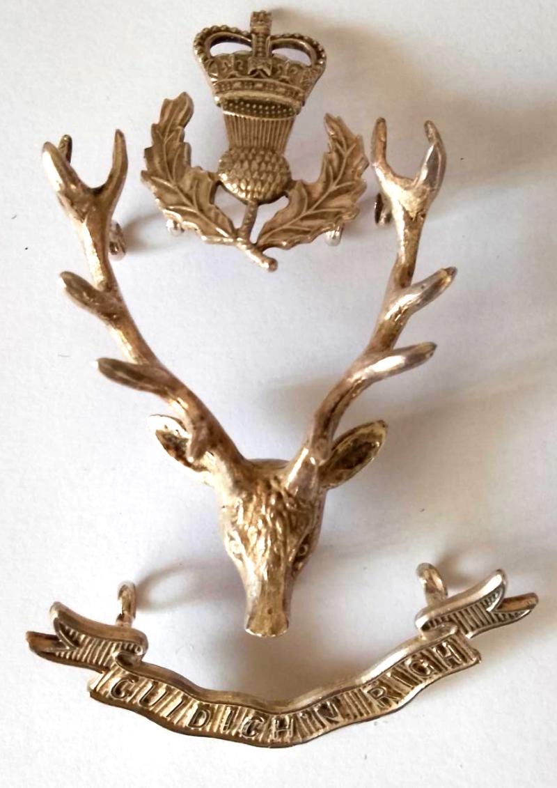 Hakkmarked Silver Queens Own Highlanders Officers Cap badge